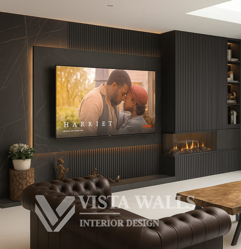 Donkere cinewall met marmerlook, hoekhaard en verticale latten van Vista Walls in luxe interieur