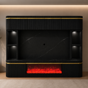 Aqua cinewall met zwarte afwerking, goudkleurige accenten, marmerlook achterwand en elektrische sfeerhaard.