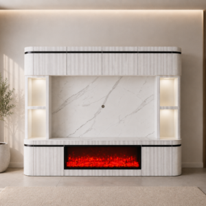 Luxe witte cinewall met sfeerhaard, marmerlook achterwand en verlichte nissen – modern design tv-wand met afgeronde hoeken en stijlvolle zwarte accenten.