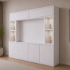 Witte Oak cinewall vanuit een 45 graden zijaanzicht, strak tegen de muur geplaatst met twee open nissen per zijde, bovenkasten en vijf onderkasten, gefotografeerd in een warme minimalistische woonkamer.