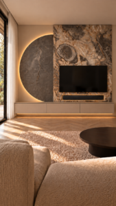 Cinewall Luna Stone met luxe marmerlook, verlichte halve maan, zwevend beige TV-meubel en geïntegreerde soundbarnis