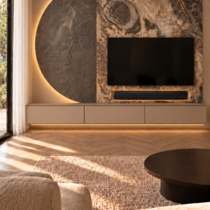 Cinewall Luna Stone met luxe marmerlook, verlichte halve maan, zwevend beige TV-meubel en geïntegreerde soundbarnis